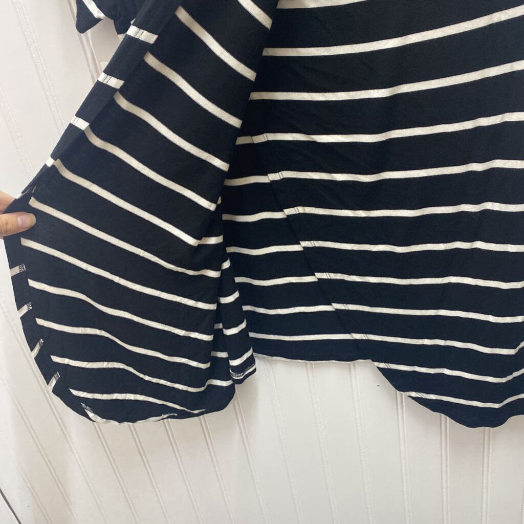 BLACK AND WHITE STRIPED TOP