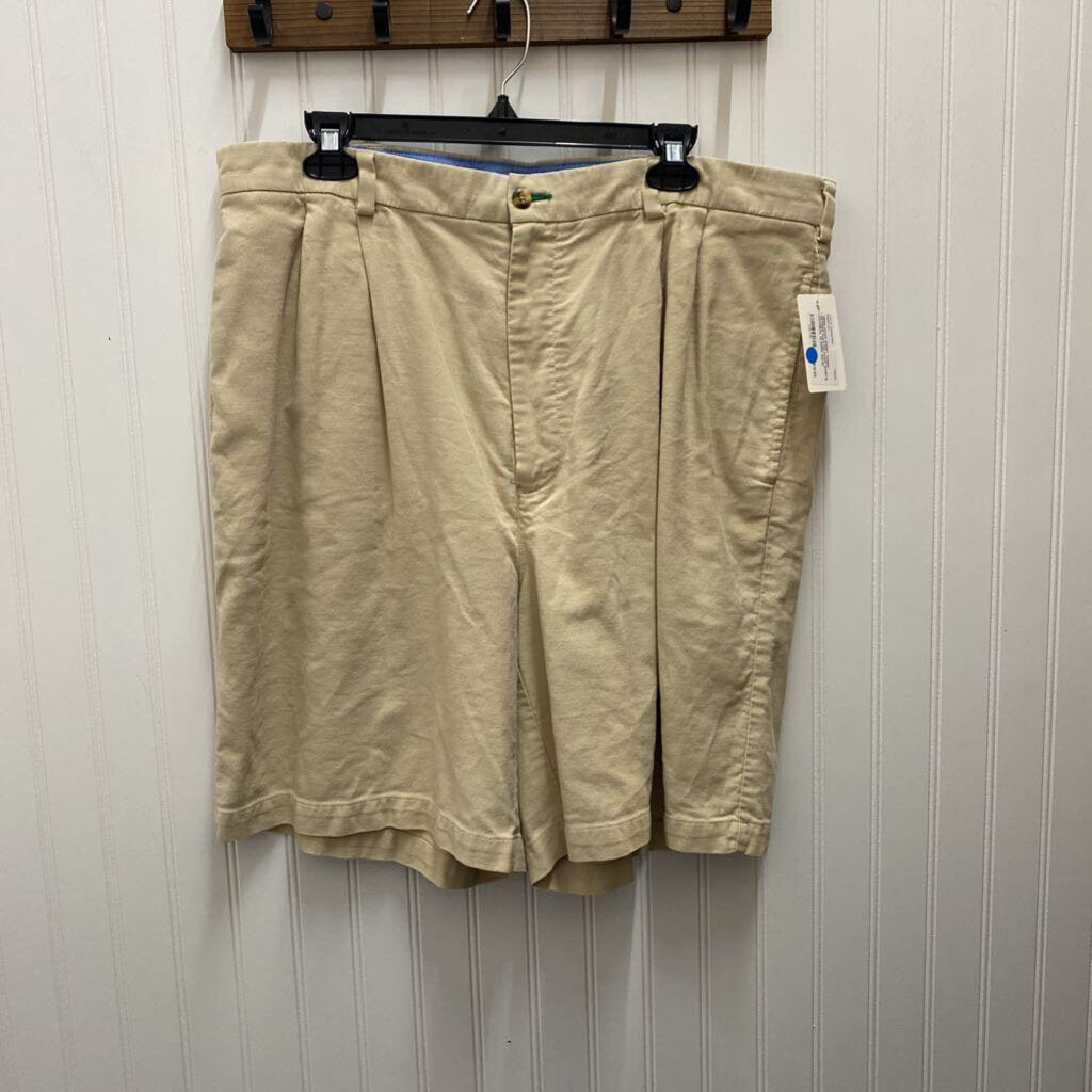 PLEATED KHAKI SHORTS