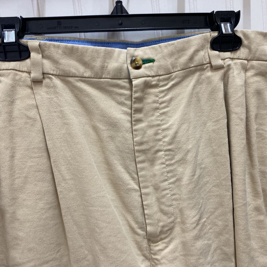 PLEATED KHAKI SHORTS