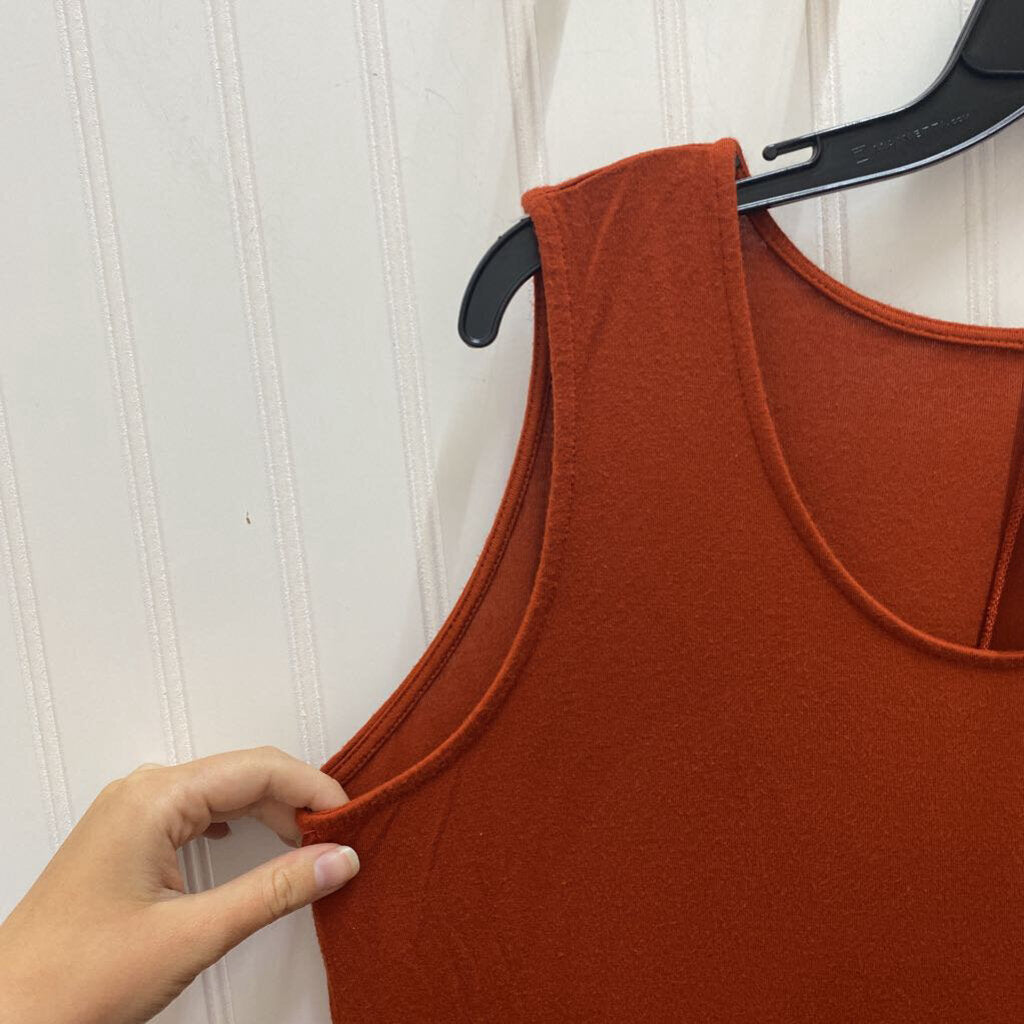 SLEEVLESS TOP