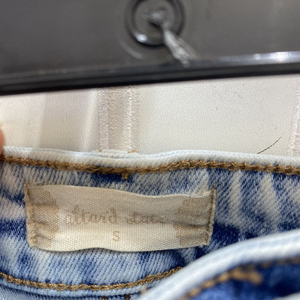 DISTRESSED CUTOFF DENIM SHORTS