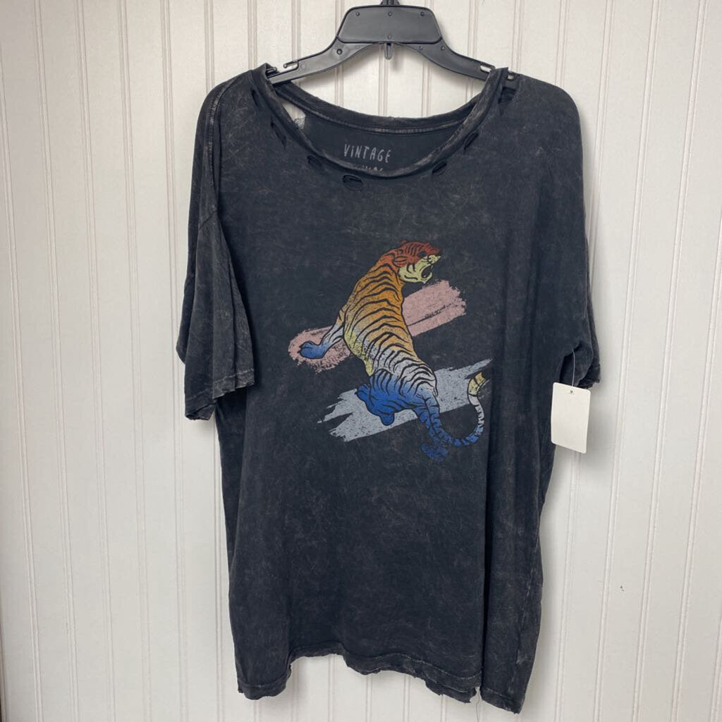 DISTRESSED GRAPHIC TEE
