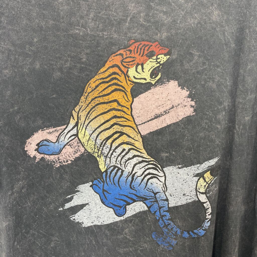 DISTRESSED GRAPHIC TEE