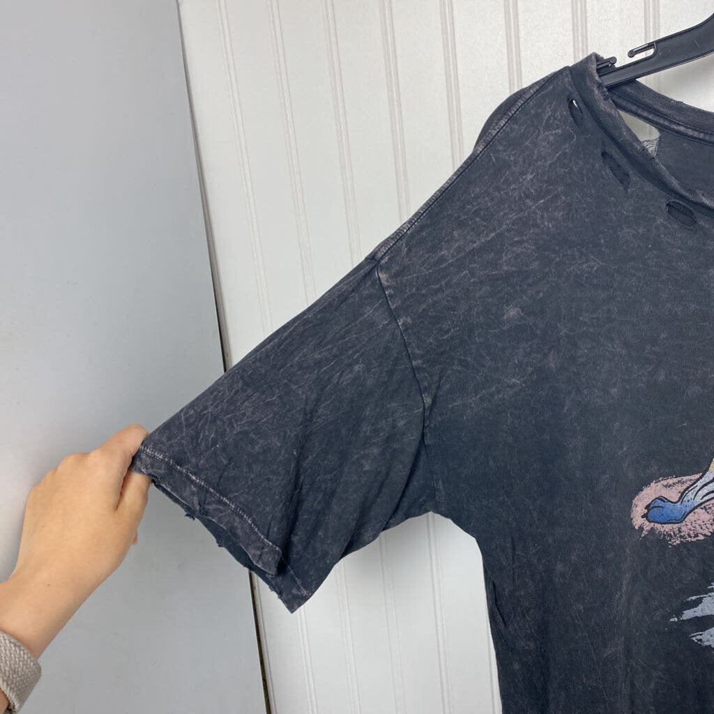 DISTRESSED GRAPHIC TEE