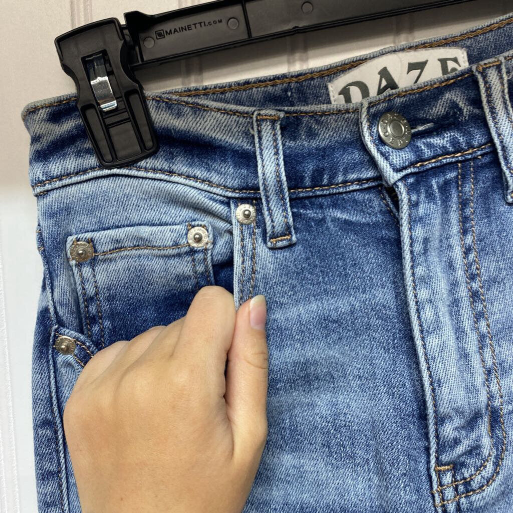 DISTRESSED SKINNY JEANS
