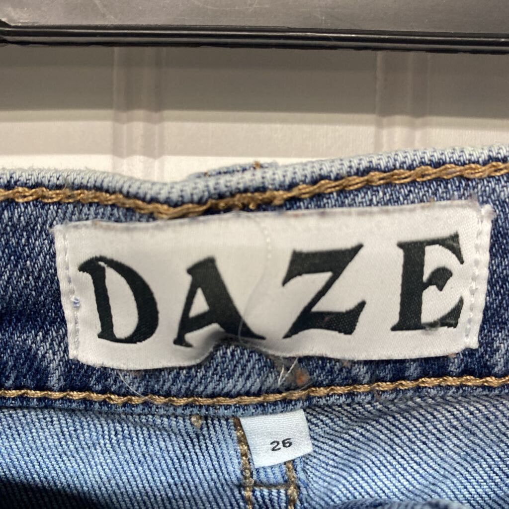 DISTRESSED SKINNY JEANS