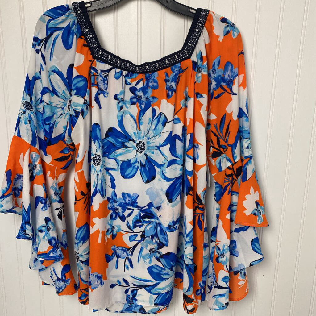 FLOWY SQUARED NECK
