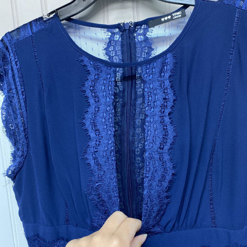 SLEEVELESS LACE DRESS