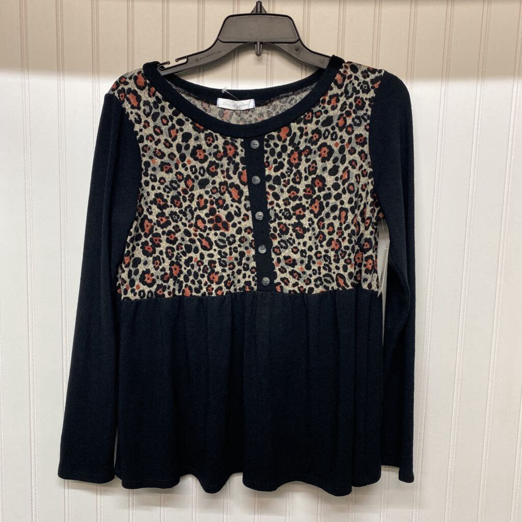 LONG SLEEVE BUTTON UP TOP