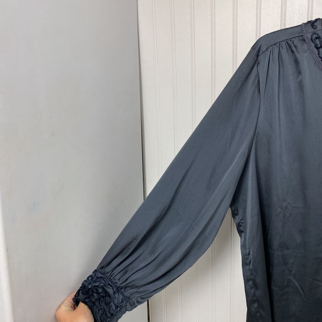 SATIN V NECK LONG SLEEVED