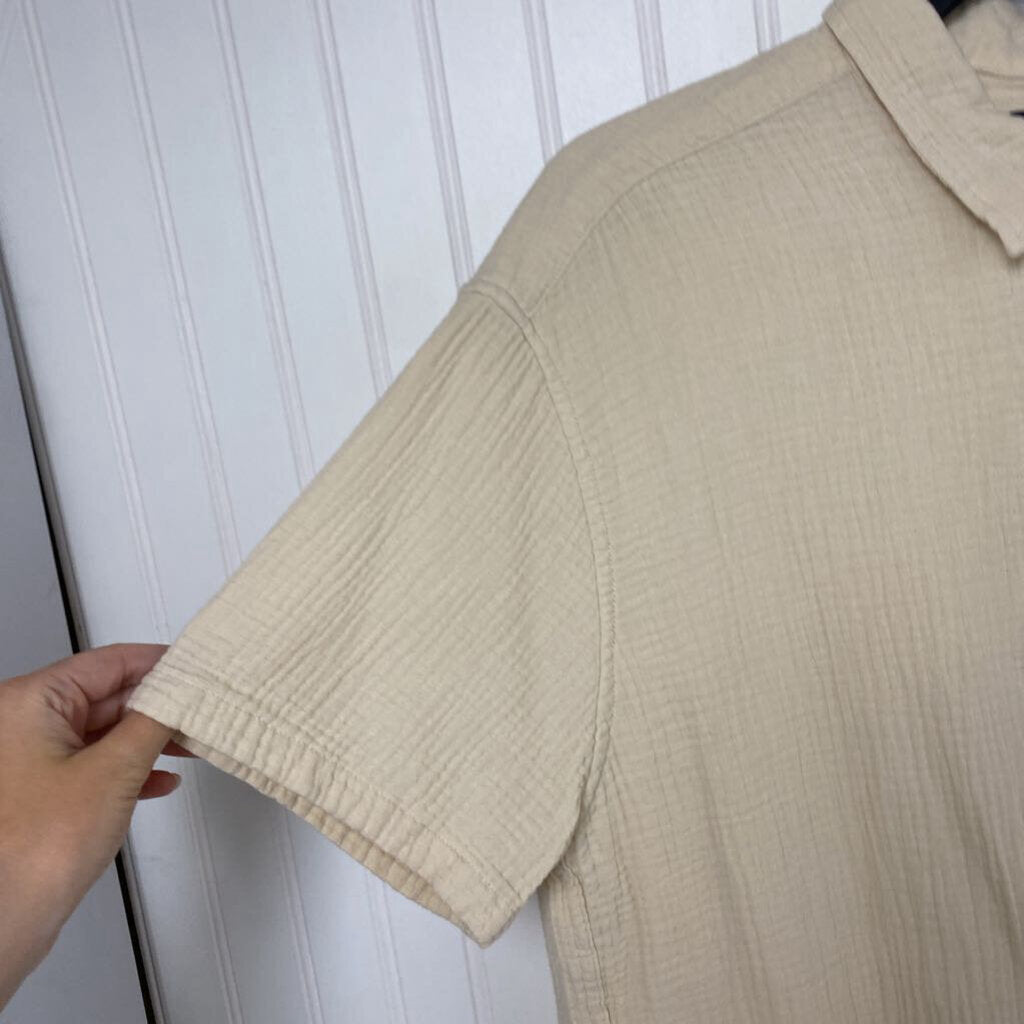 TEXTURED SHORT SLEEVED