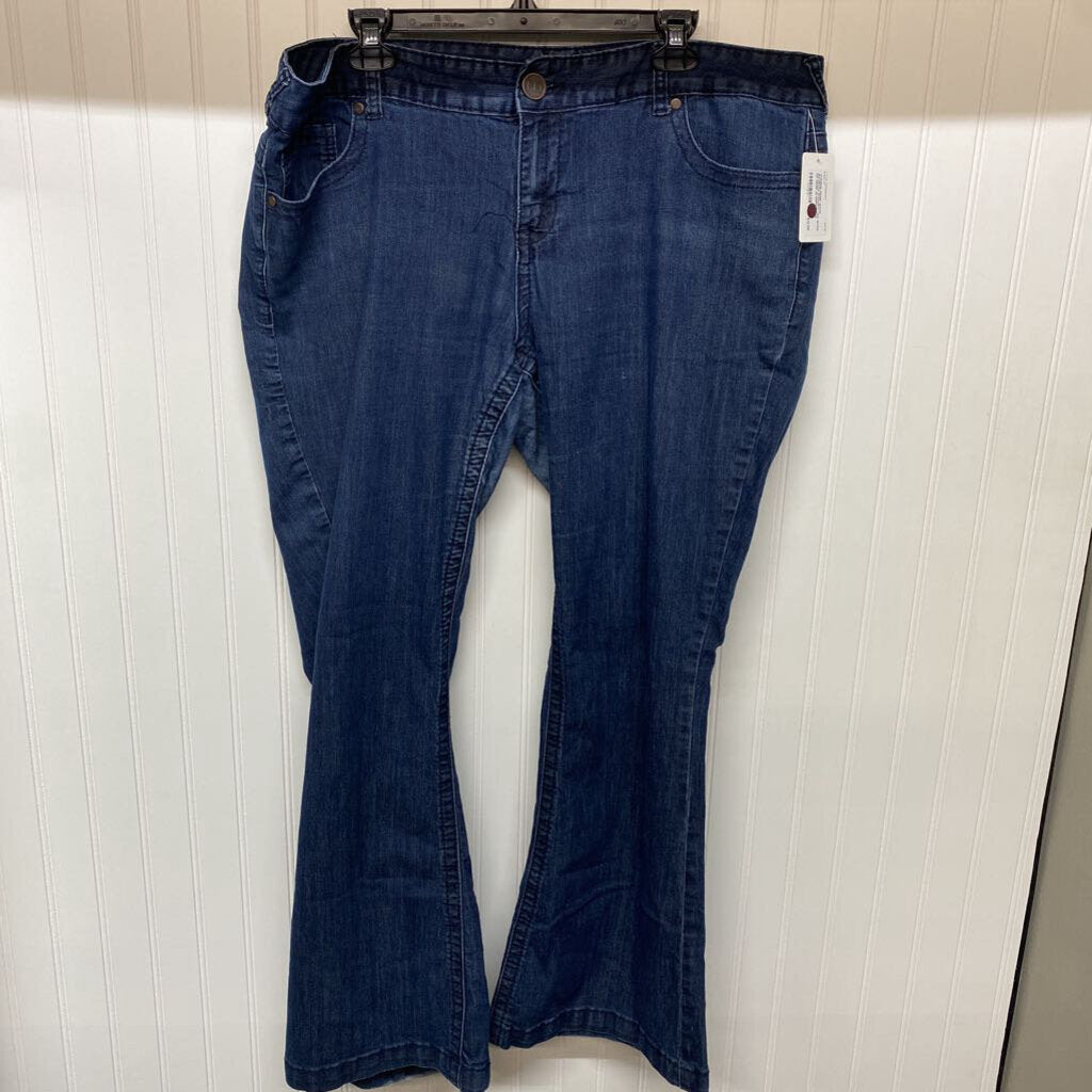 STRAIGHT LEG JEANS