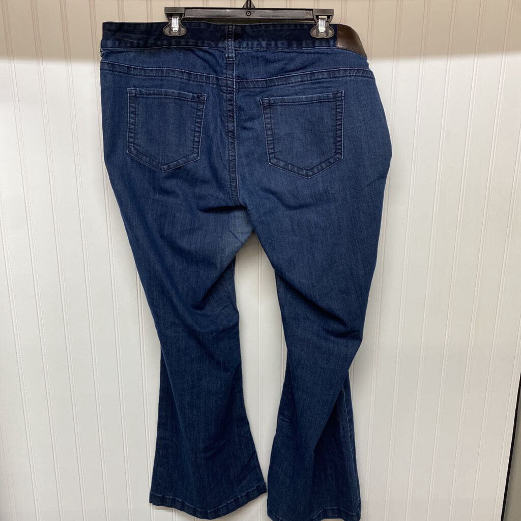 STRAIGHT LEG JEANS
