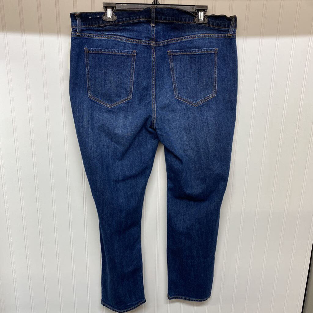STRAIGHT LEG JEANS