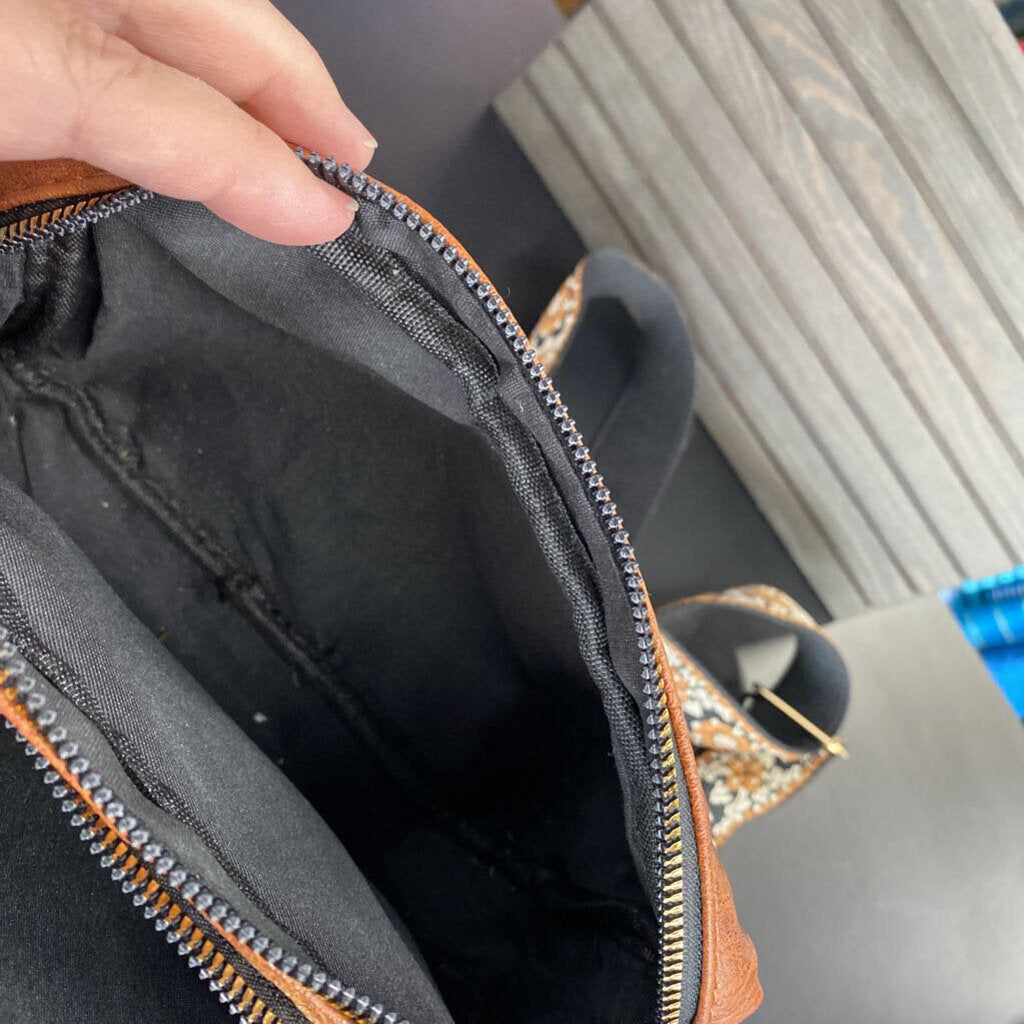 LEATHER HANDBAG