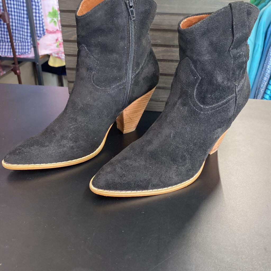 BLACK BOOTS