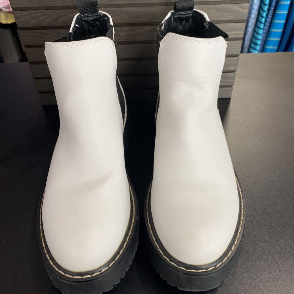 WHITE BOOTS