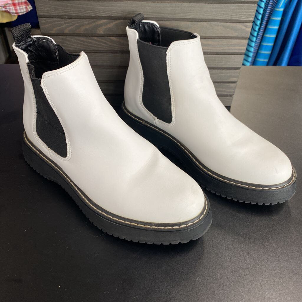 WHITE BOOTS