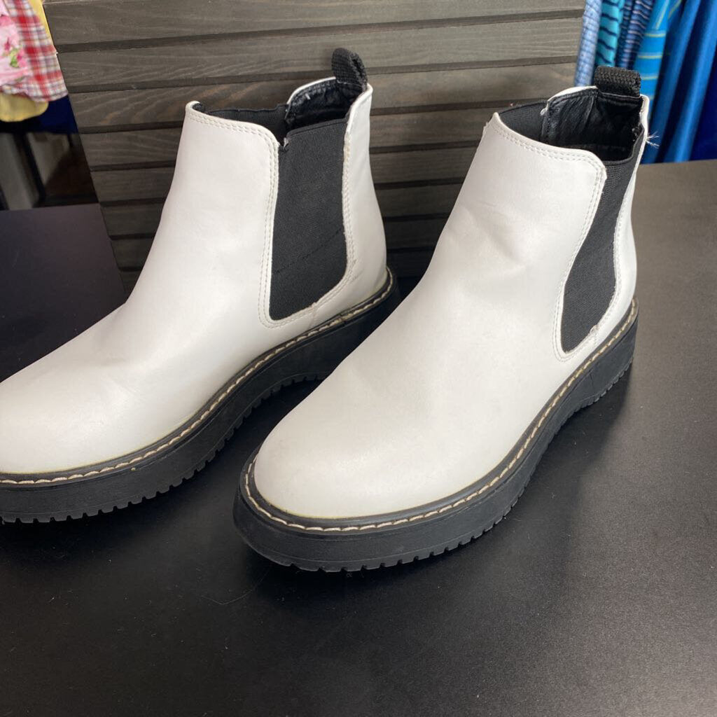 WHITE BOOTS