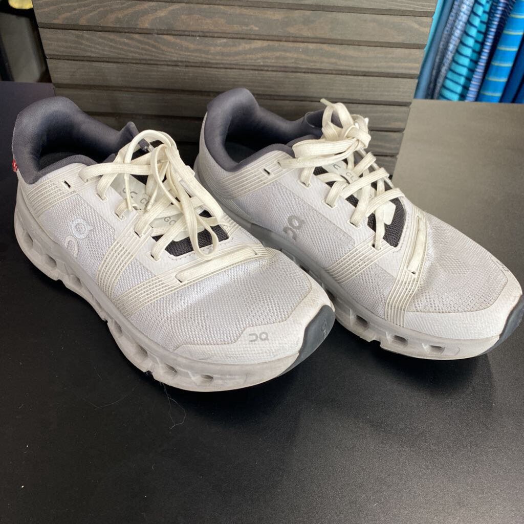 WHITE TENNIS SHOE