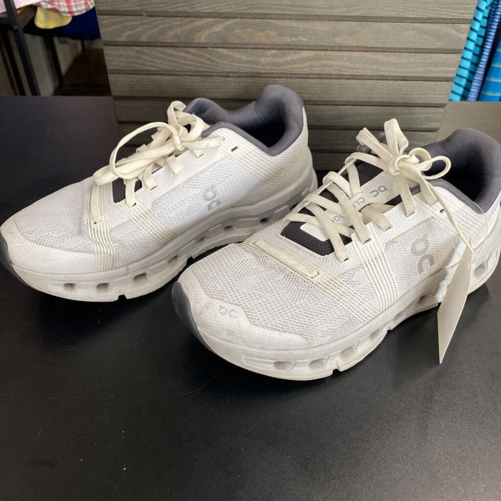 WHITE TENNIS SHOE