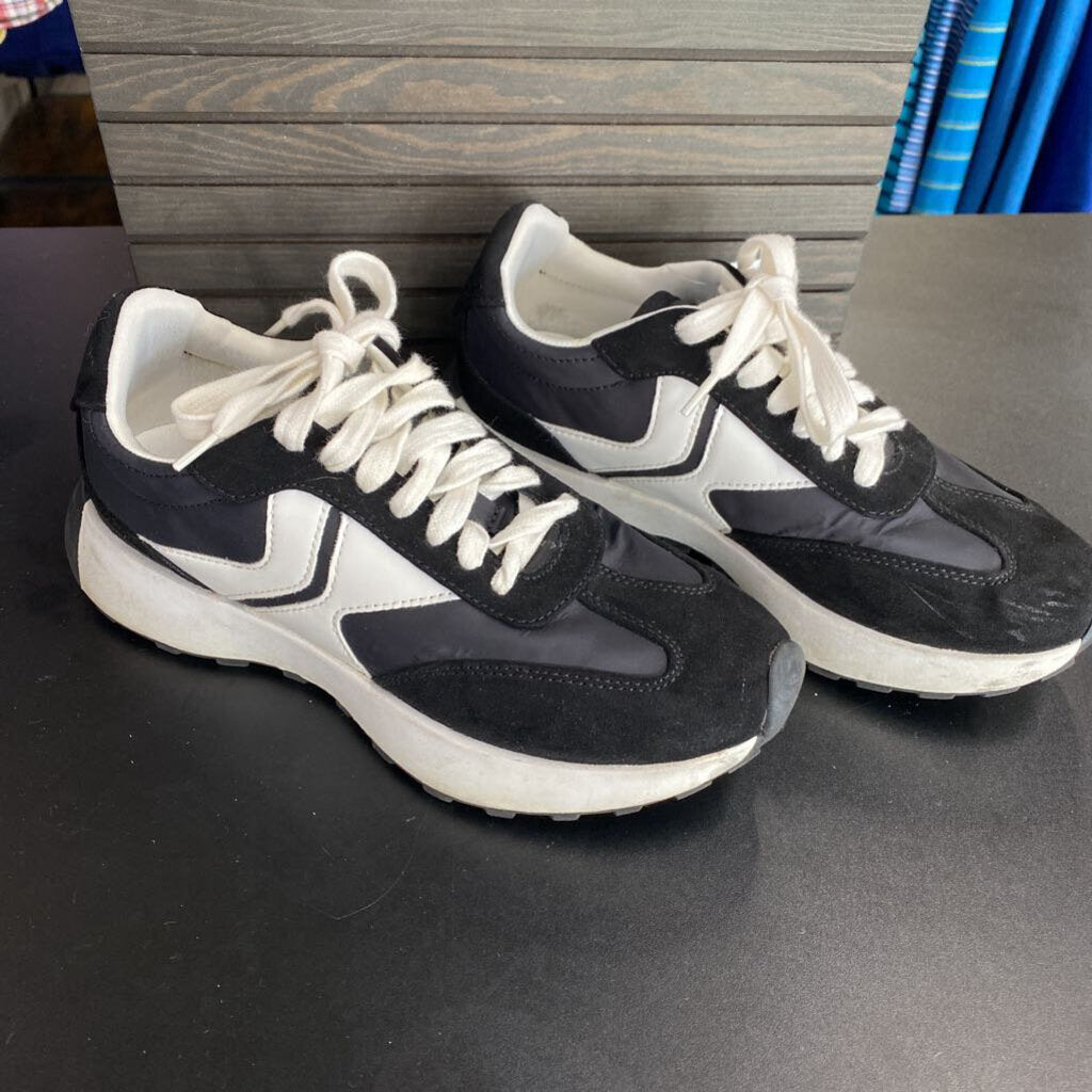 BLACK/WHITE TENNIS SHOES