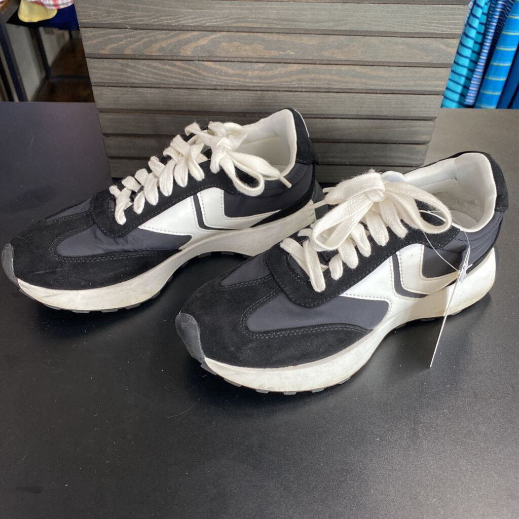 BLACK/WHITE TENNIS SHOES