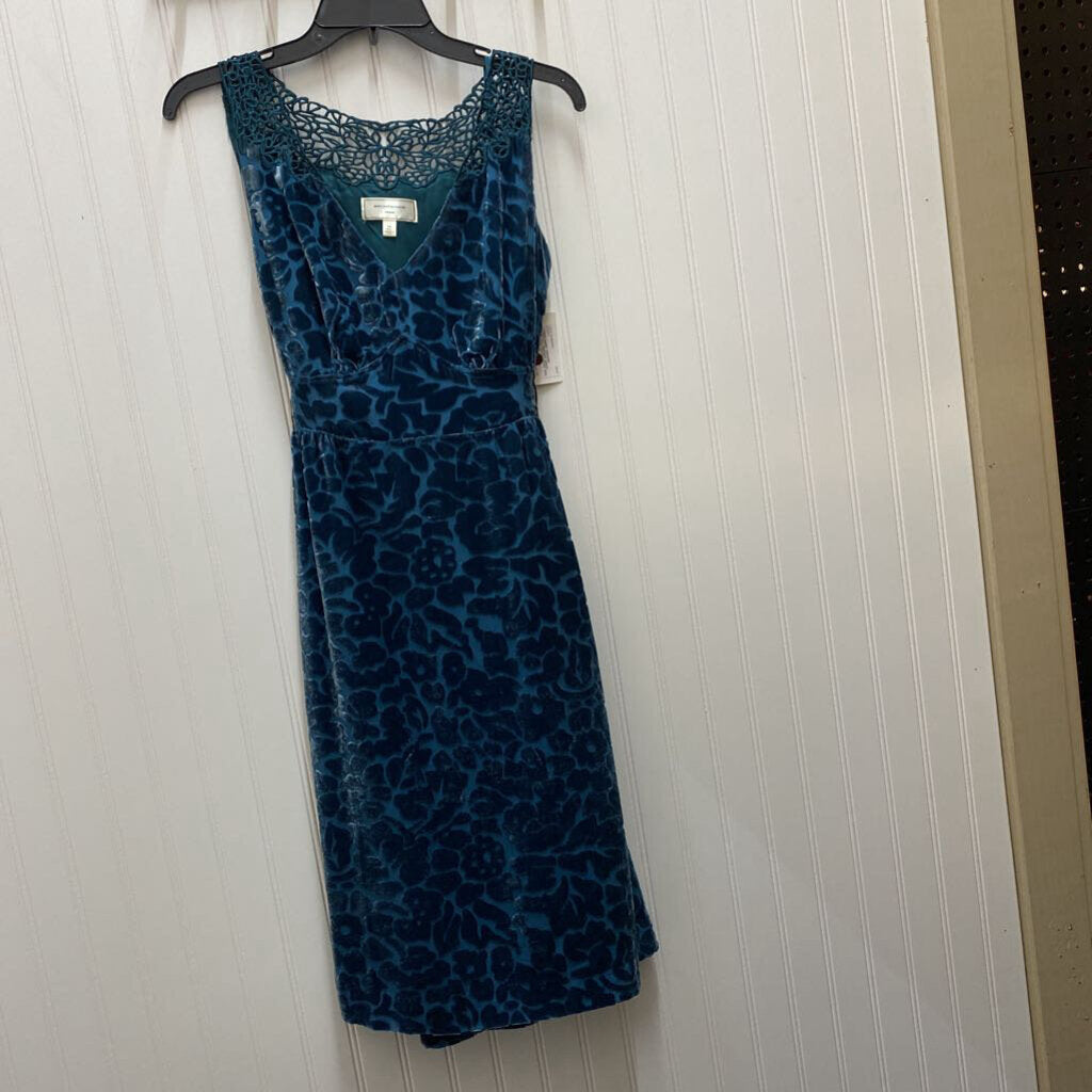 SLEEVLESS VELVET DRESS