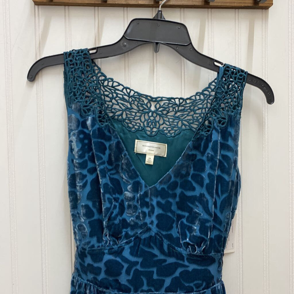 SLEEVLESS VELVET DRESS