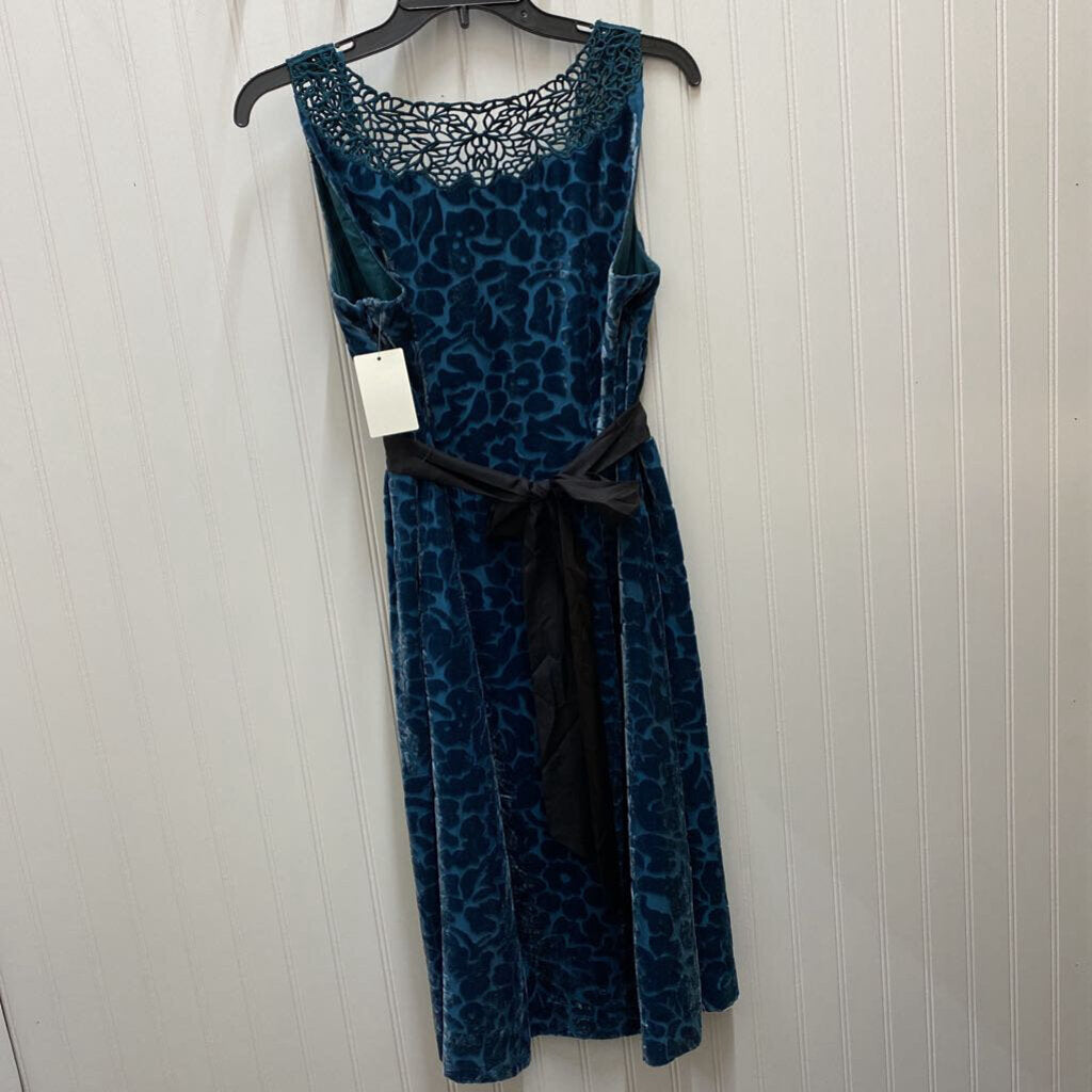 SLEEVLESS VELVET DRESS
