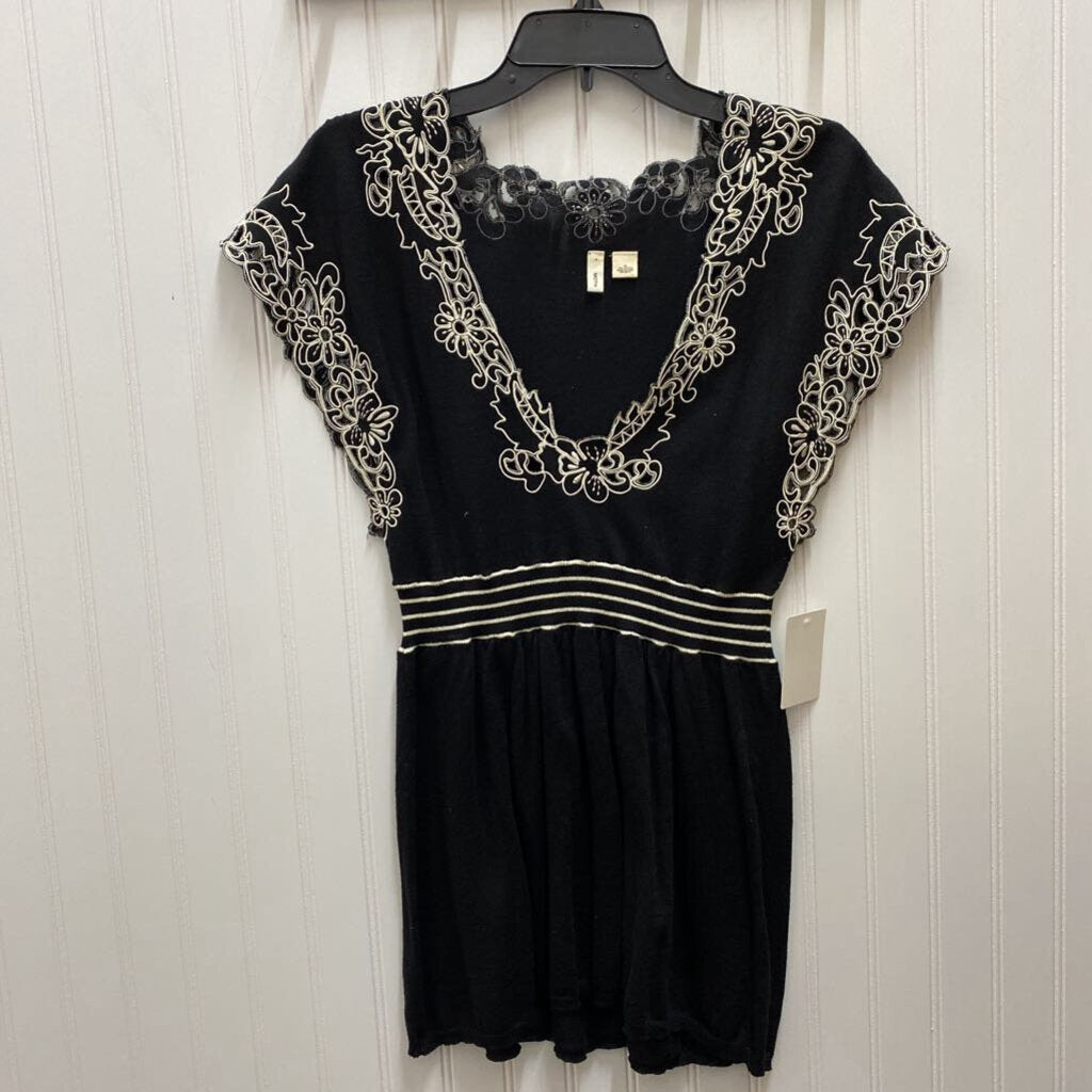 EYLET TRIMMED CAP SLEEVED