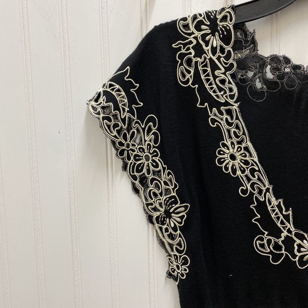 EYLET TRIMMED CAP SLEEVED