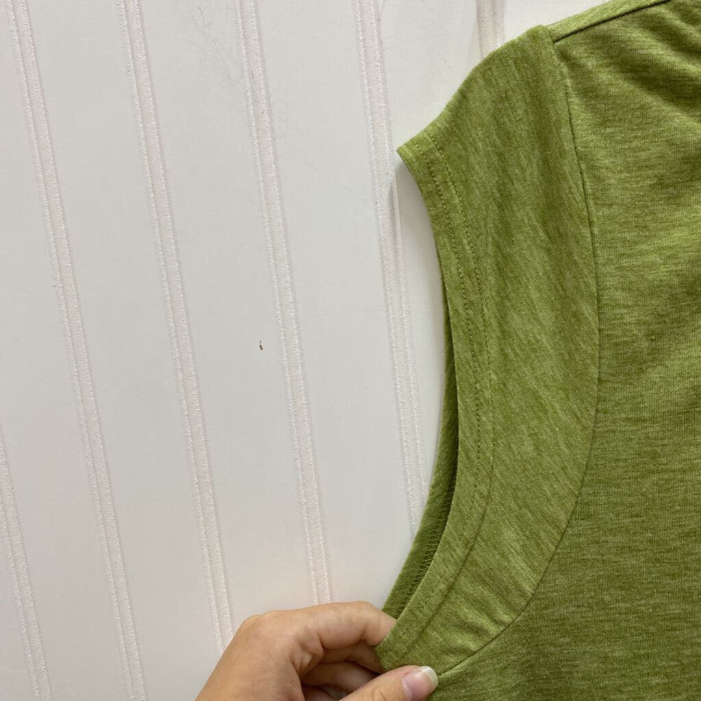 SLEEVLESS TOP