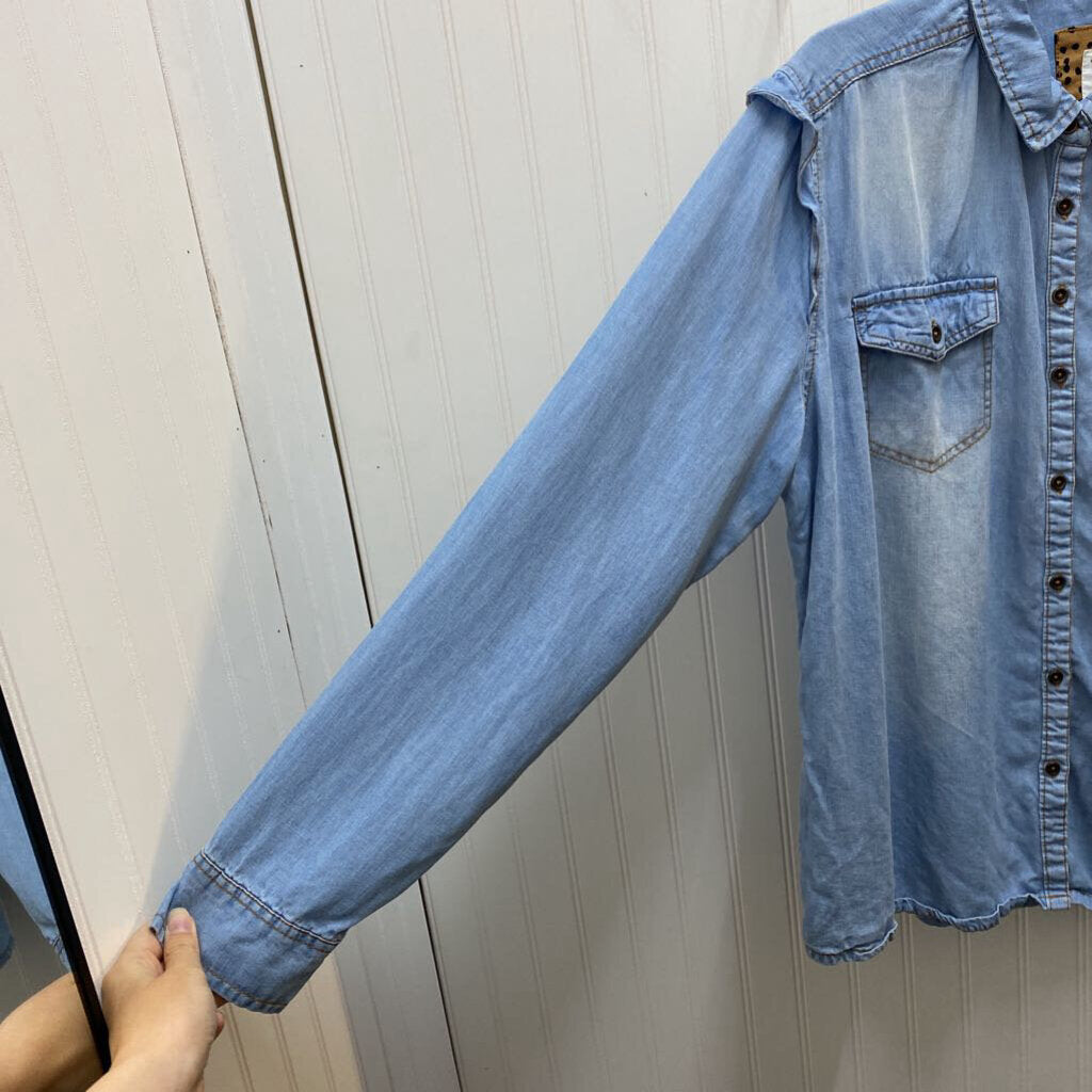COLLARED LONG SLEEVE BUTTON UP TOP
