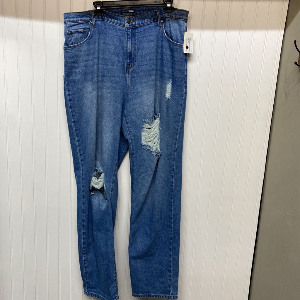 DISTRESSED JEANS