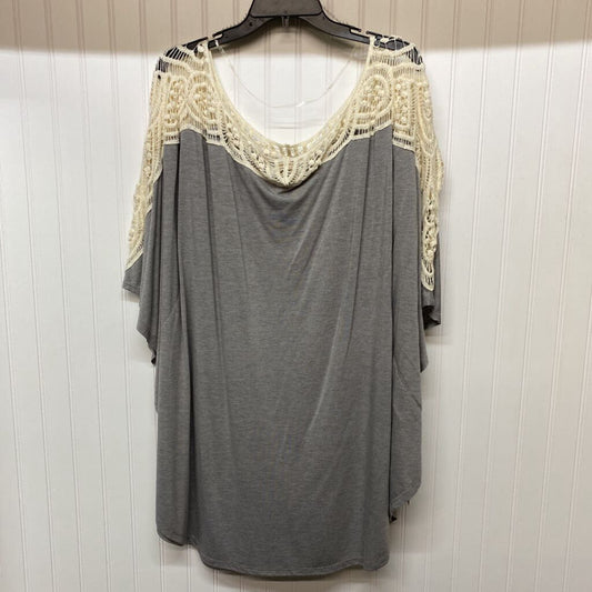 LACE TRIMMED FLOWY TOP
