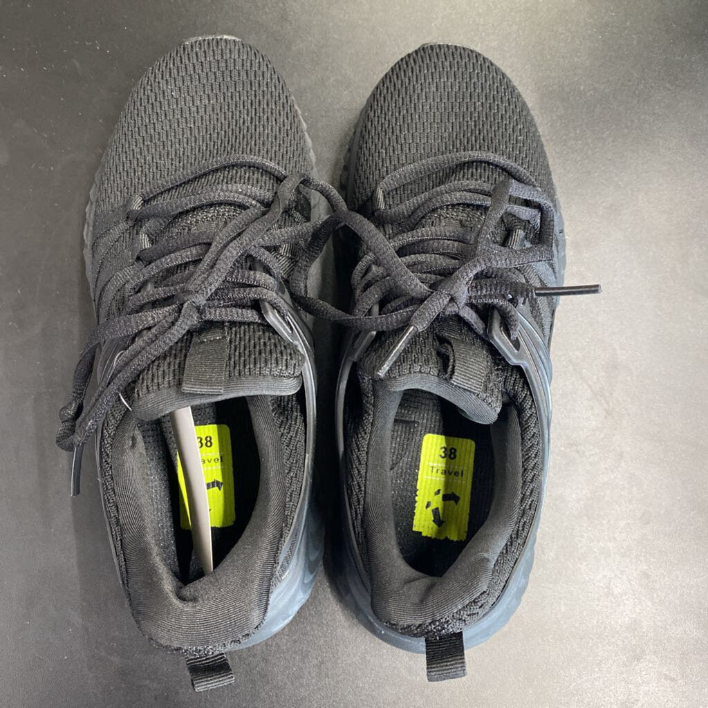 TENNIS SHOES