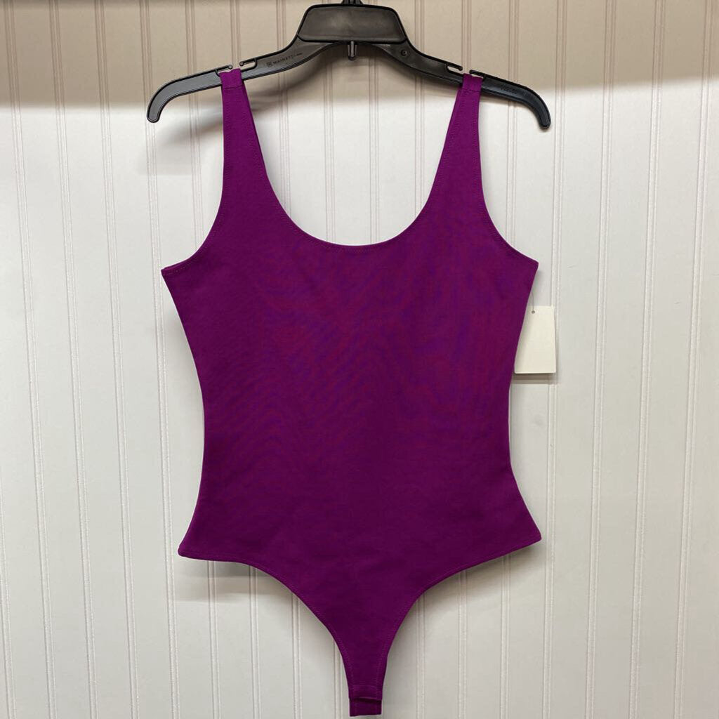 SLEEVLESS TOP