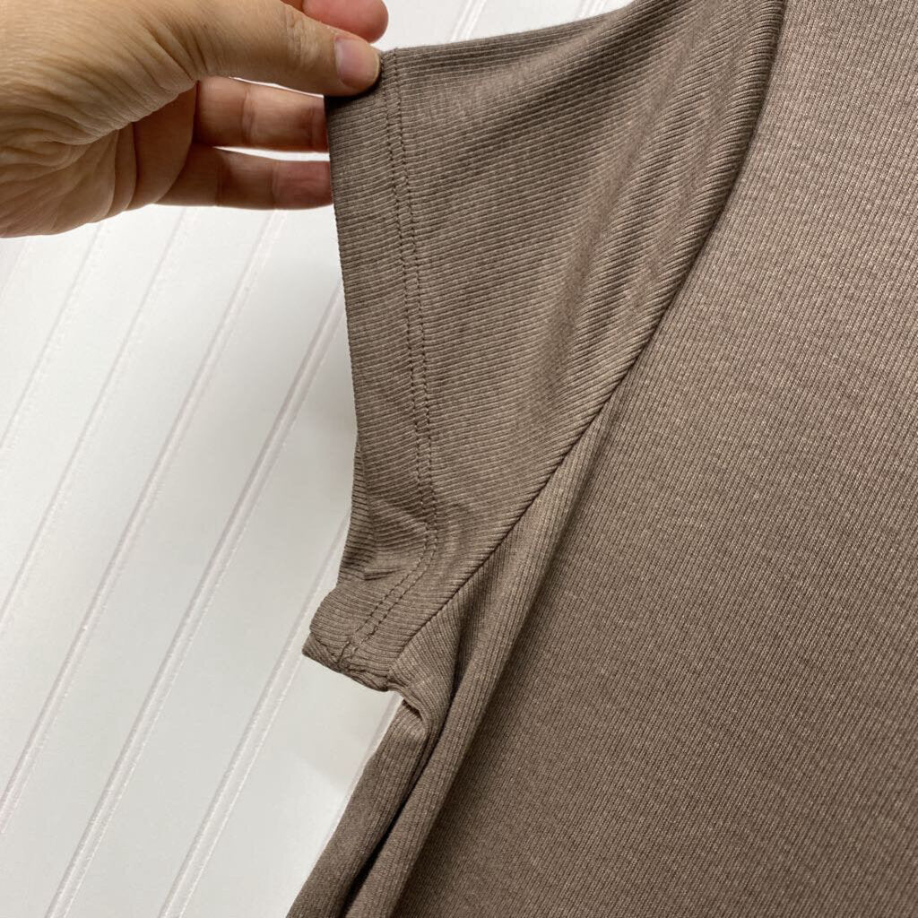 SHORT SLEEVED TOP