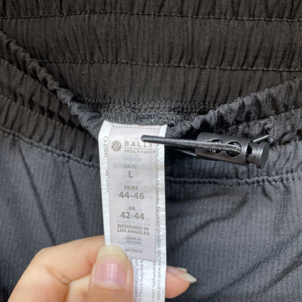*NYLON SHORT WITH BUNGEE WAIST