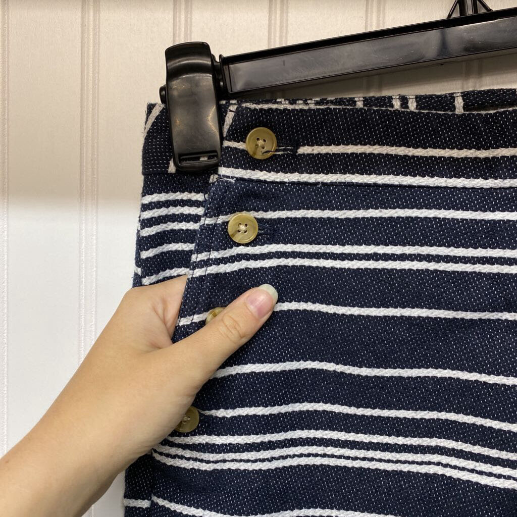 * DRESS SHORTS WITH BUTTONS ON FRONT