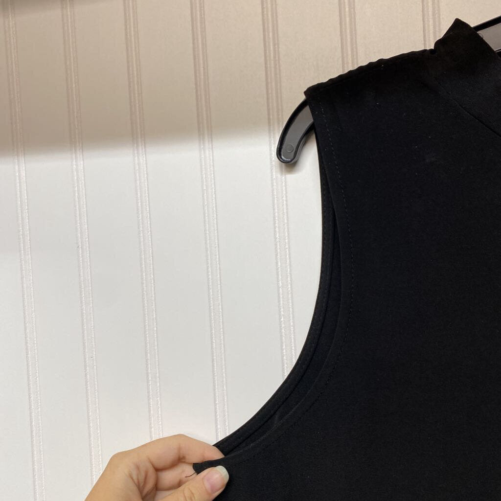 *SLEEVELESS SHORT MOCK NECK