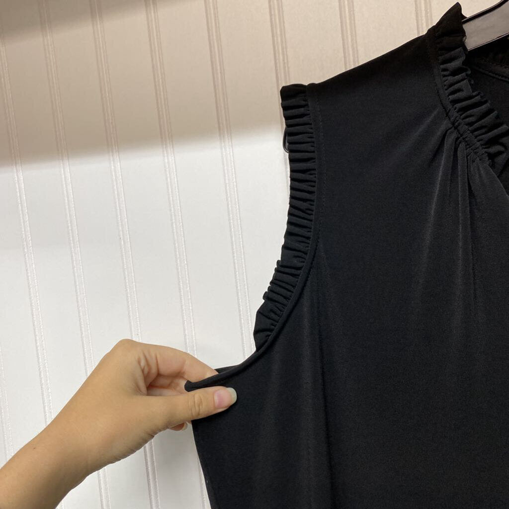 *SLEEVELESS RUFFLES SHORT V- NECK