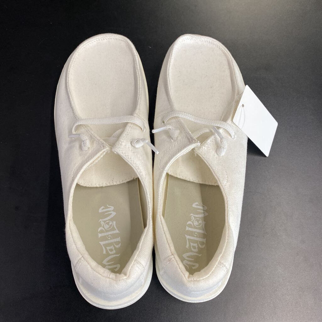 WHITE TENNIS SHOES