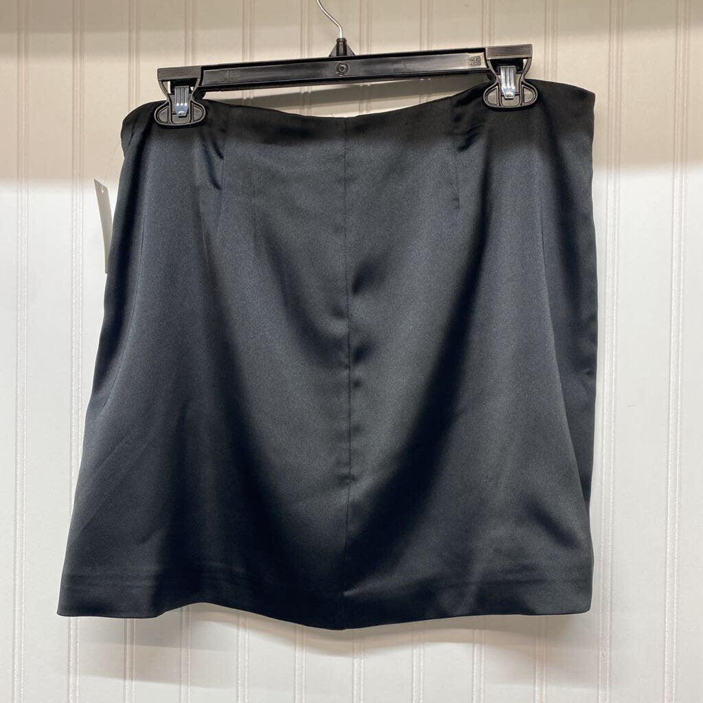 SHORT SKIRT