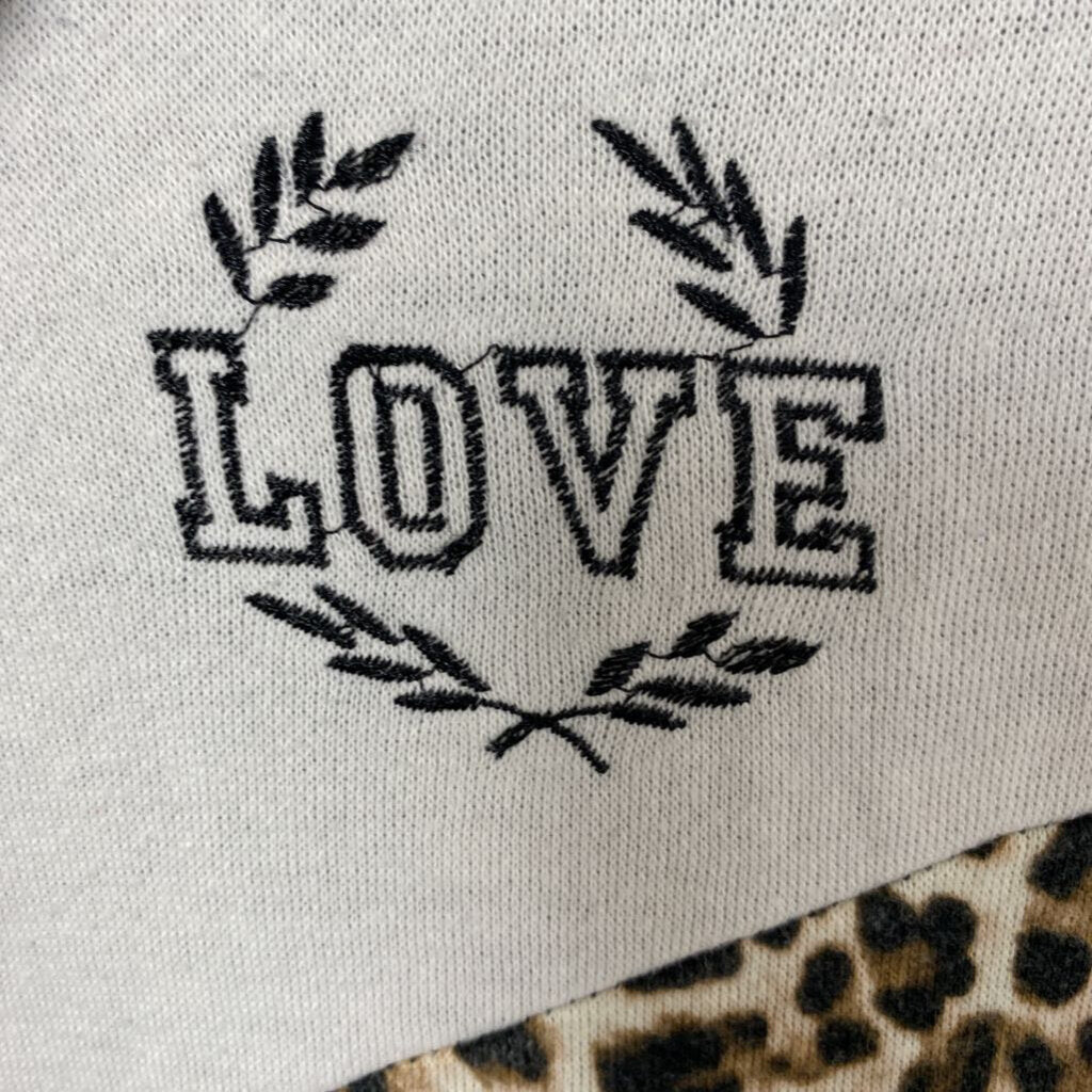 1/4 ZIP SWEATSHIRT