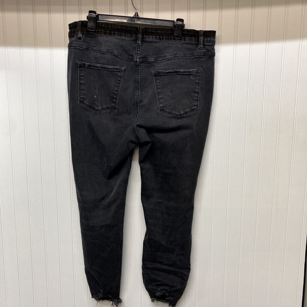 DISTRESSED JEANS