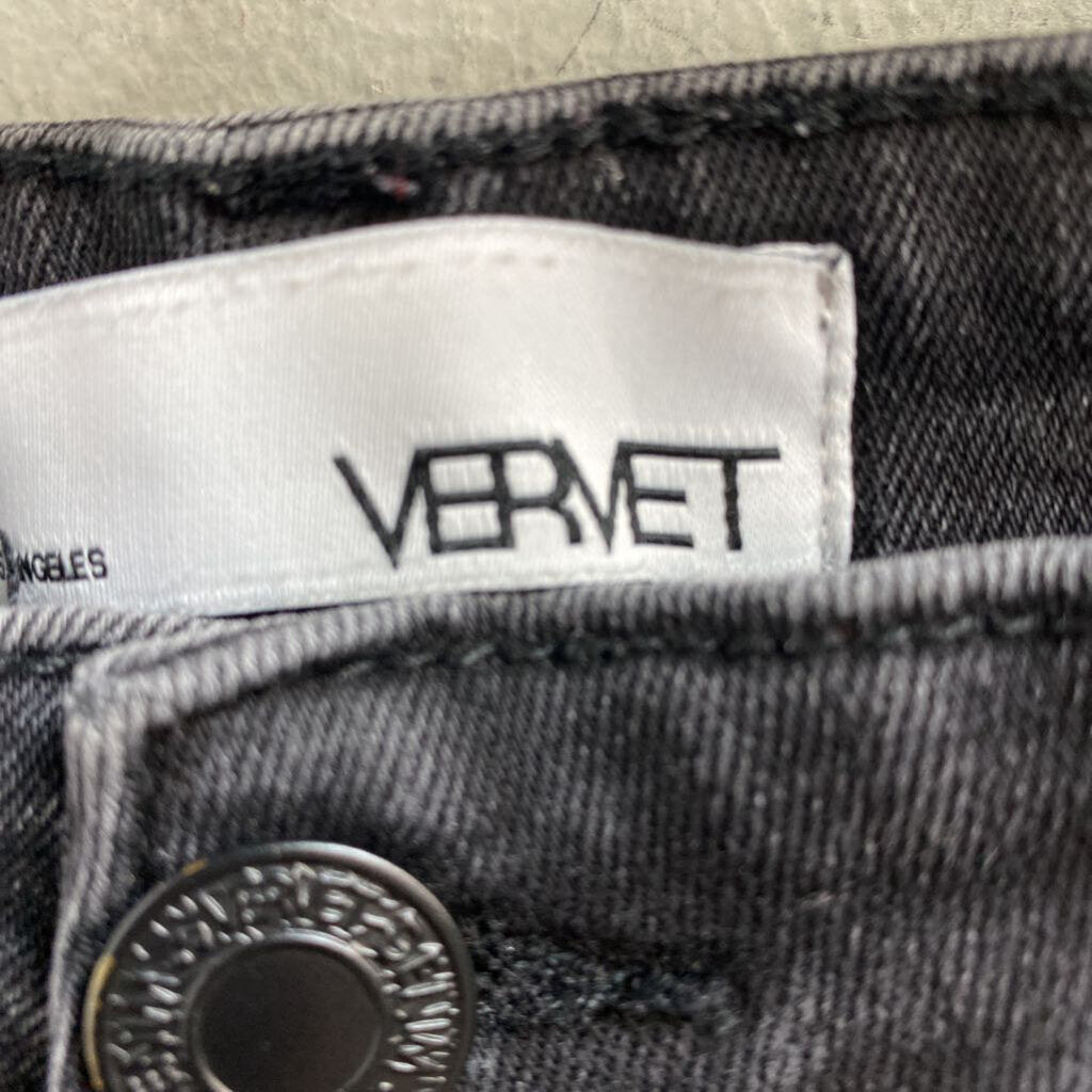 DISTRESSED JEANS