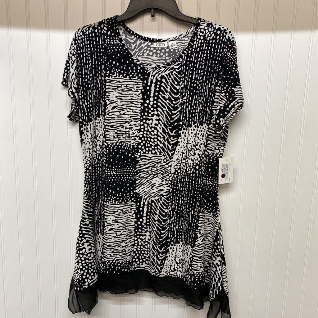 BLACK AND WHITE SHORT SLEEVED