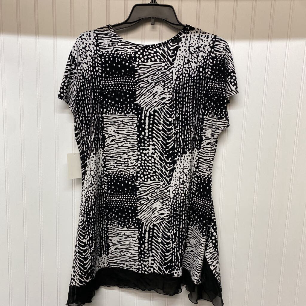 BLACK AND WHITE SHORT SLEEVED
